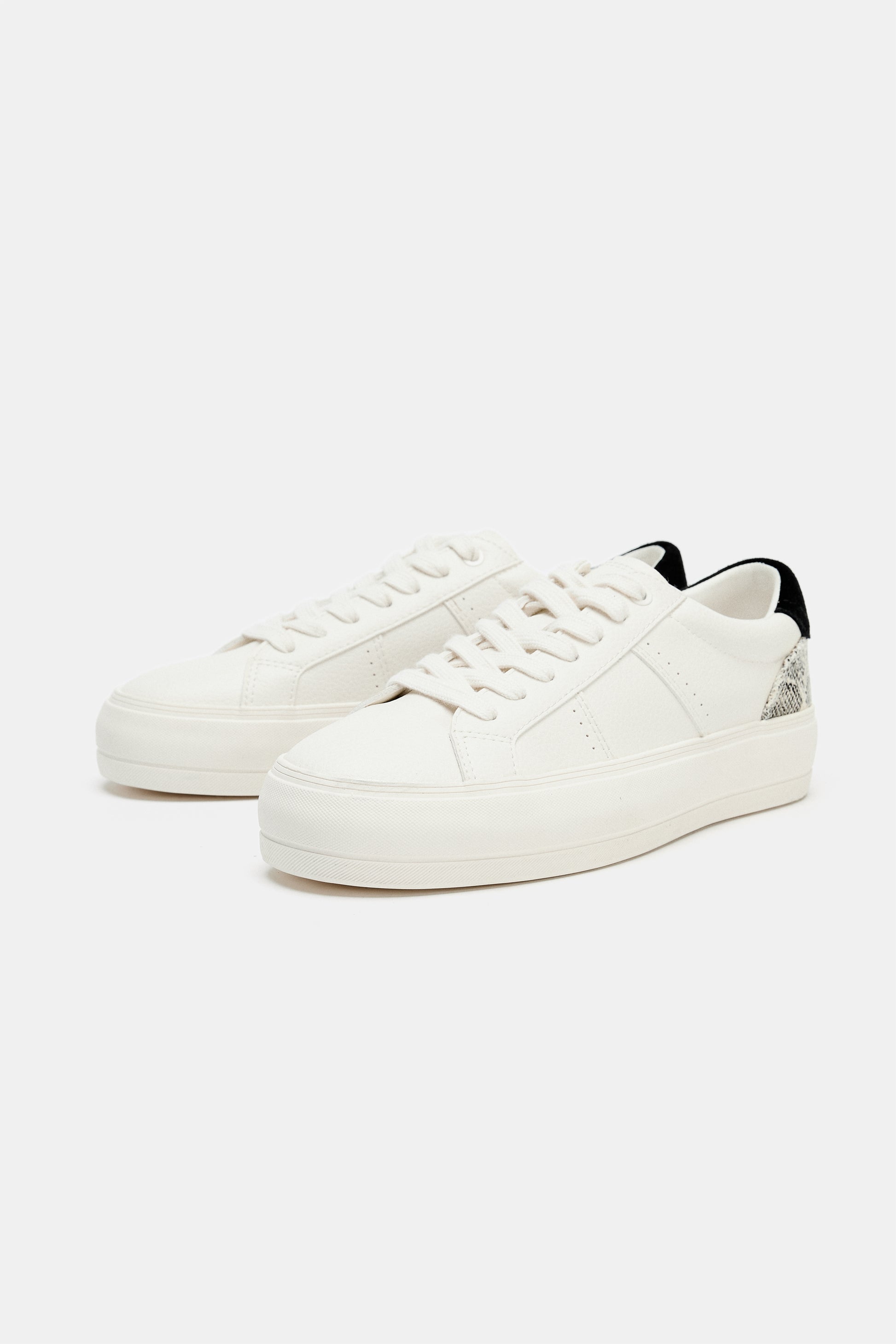 TÉNIS COM PORMENOR DE ESTAMPADO ANIMAL - Branco-cru