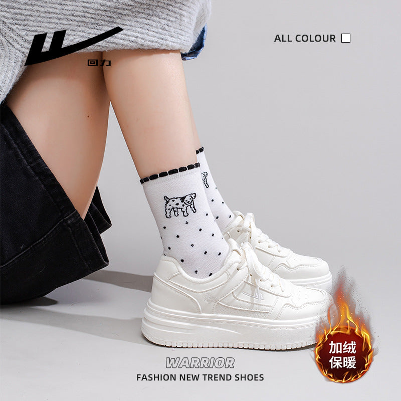 Sapatos brancos de sola grossa, simples e versáteis de guerreiro de cor sólida, sapatos de algodão universitário forrados a polar da moda para mulher, ténis de alto valor estético