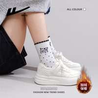 Sapatos brancos de sola grossa, simples e versáteis de guerreiro de cor sólida, sapatos de algodão universitário forrados a polar da moda para mulher, ténis de alto valor estético