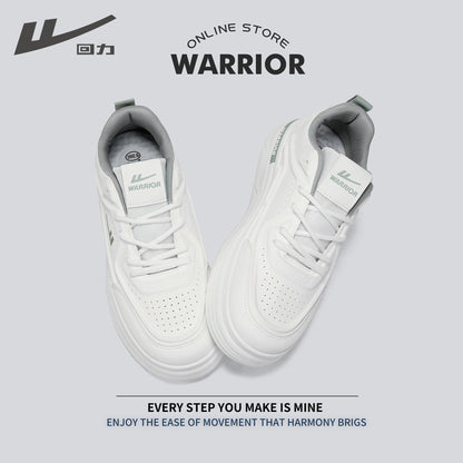 Os novos sapatos brancos da Warrior's, ténis versáteis de sola grossa e tendência primaveril, sapatos masculinos de alta estética, sapatos casuais de moda para deslocações