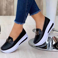 Plataforma de tamanhos grandes de Foreign Trade, sapatos femininos 2025 novos sapatos casuais casuais, fivela metálica feminina, sapatos slip-on com um kick, mocassins