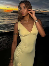 Vestido moderno de verão europeu e americano, vestido feminino de cor sólida em V profundo, ajustado e ajustado à anca, com folhos e fendas sexy