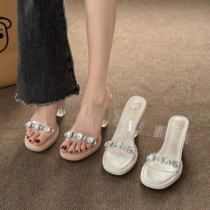 Saltos altos para mulheres, roupa exterior de verão 2025, novos saltos franceses robustos, sandálias de cristal transparentes com strass, chinelos de mulher, sapatos femininos