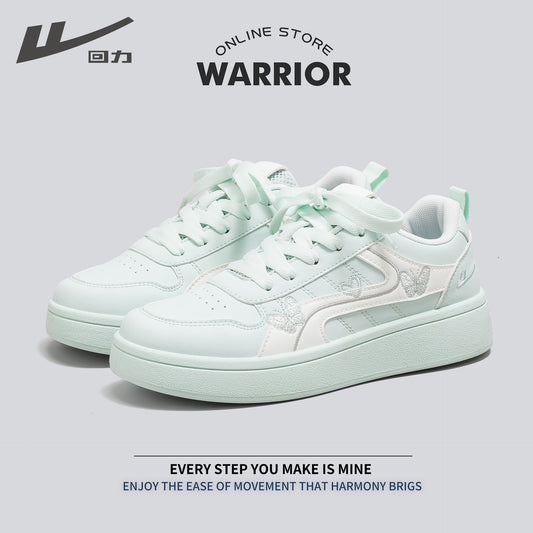 Os novos sapatos plataforma com padrão de borboletas em blocos de cor da Warrior, sapatos plataforma de cor menta da moda primavera, sapatos casuais de exterior femininos