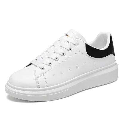 Sapatos masculinos de verão 2025, sapatos brancos pequenos e respiráveis, sapatos desportivos masculinos versáteis e com sola grossa, sapatos casuais, sapatos modernos