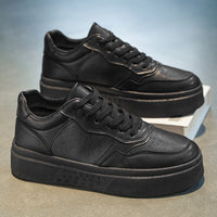Sapatos masculinos de verão, sapatos brancos novos e respiráveis, ténis versáteis da moda com sola grossa para estudantes, ténis casuais, sapatos modernos