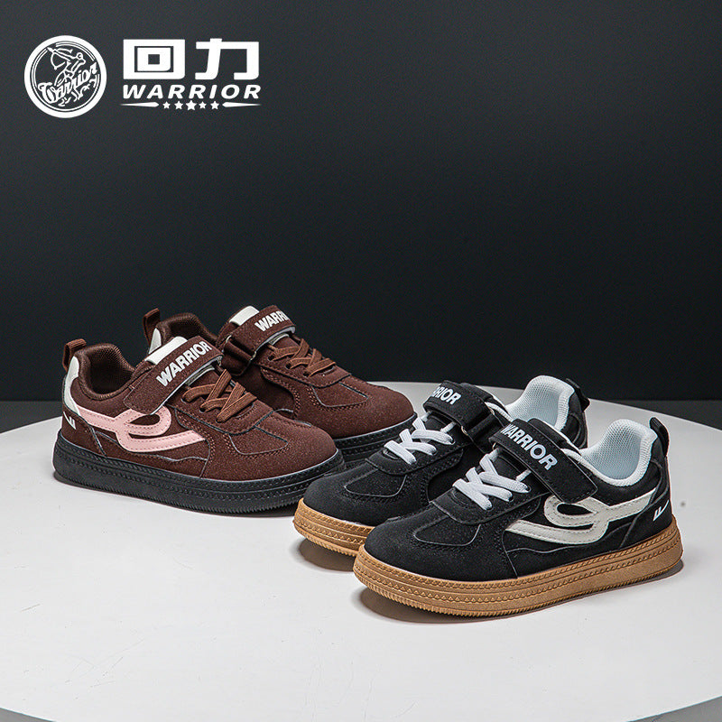 Os novos sapatos de rapazes e raparigas com blocos de cor e alta estética, design estiloso, ténis desportivos de moda versáteis, ténis confortáveis ao estilo coreano