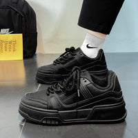 Sapatos masculinos 2024 novo verão na moda, versáteis desportivos casuais casuais brancos, ténis brancos de sola grossa que aumentam a altura