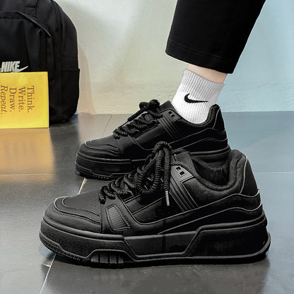 Sapatos masculinos 2024 novo verão na moda, versáteis desportivos casuais casuais brancos, ténis brancos de sola grossa que aumentam a altura