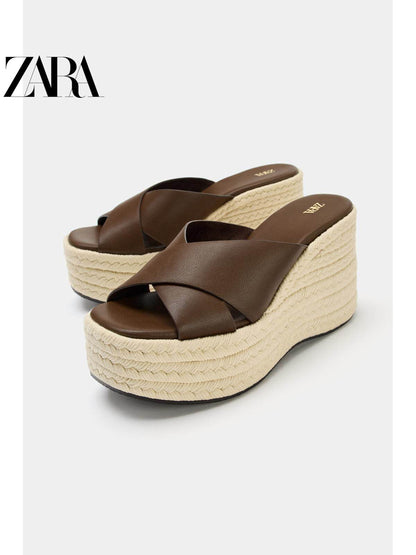 Sandálias plataforma impermeáveis com tiras cruzadas e bico quadrado da ZARA, coleção verão 2026, modelo 2364710 700.