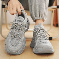 Sapatos masculinos populares famosos na internet, ténis de rede juvenil de verão, sapatos de pai Black Warrior para corrida na moda, aumento de altura