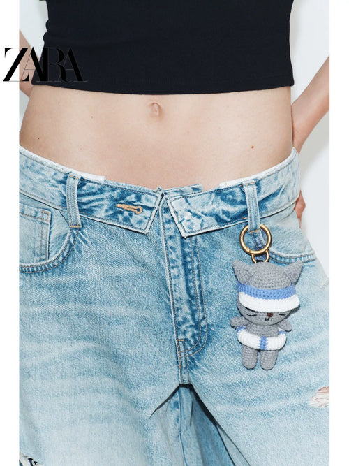 Bolsa feminina ZARA, lançamento da coleção verão 2026, com porta-chaves em formato de gatinho (código: 6689710 802).