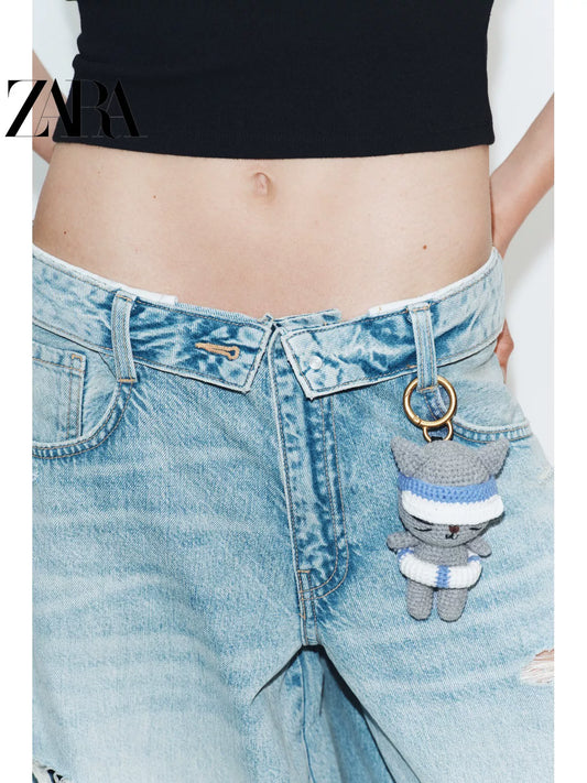Bolsa feminina ZARA, lançamento da coleção verão 2026, com porta-chaves em formato de gatinho (código: 6689710 802).