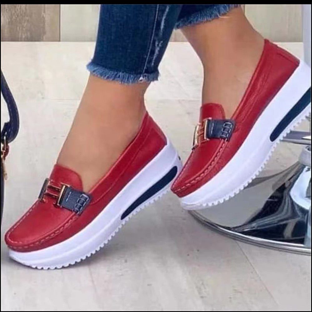 Plataforma de tamanhos grandes de Foreign Trade, sapatos femininos 2025 novos sapatos casuais casuais, fivela metálica feminina, sapatos slip-on com um kick, mocassins