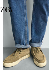 Oferta especial ZARA: Sapatos masculinos selecionados com acabamento em camurça, bico redondo e cadarço, 2457620 102