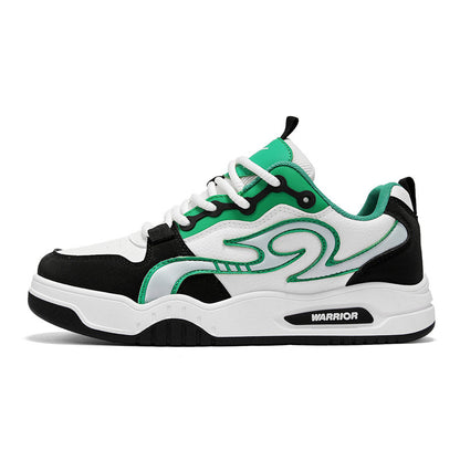 Ténis Warrior em pele cinzenta branca com sola grossa, sapatos casuais modernos e na moda e respiráveis na primavera, sapatos masculinos para o transporte público e de trabalho