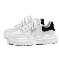 Sapatos brancos de pele grossa com sola espessa e na moda da primavera, ténis desportivos casuais para jovens e respiráveis