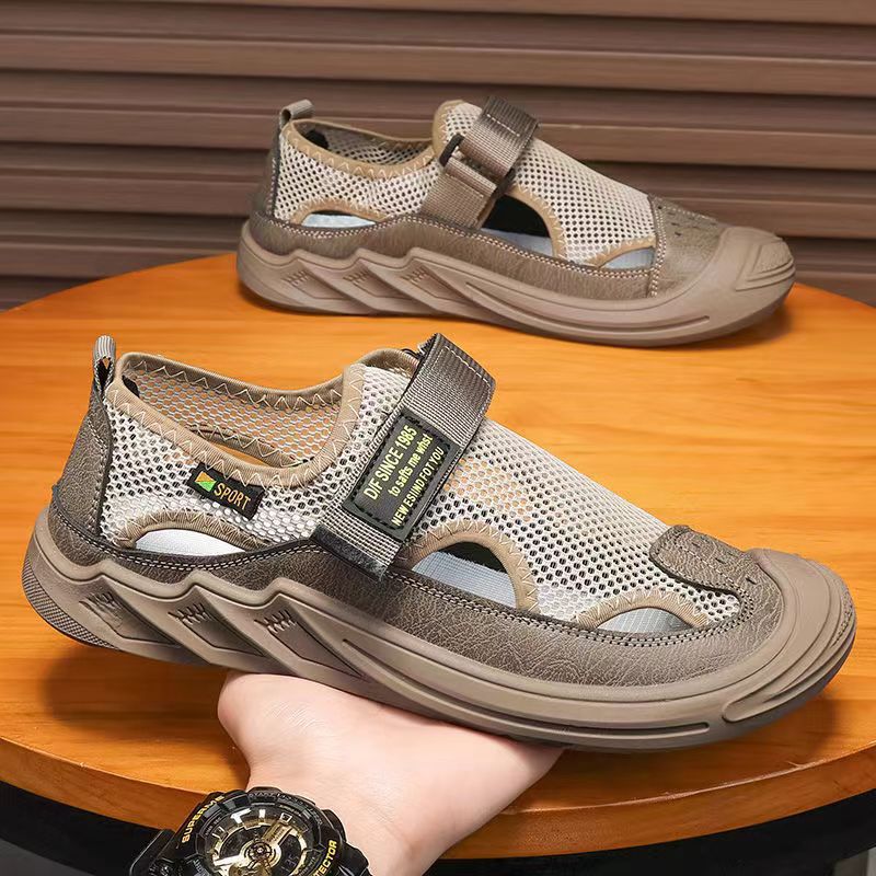 Sandálias fechadas de homem com a biqueira, sapatos ocos e respiráveis de verão com sola, sandálias casuais de pai com sola macia para condução