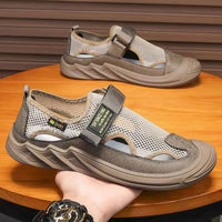 Sandálias fechadas de homem com a biqueira, sapatos ocos e respiráveis de verão com sola, sandálias casuais de pai com sola macia para condução