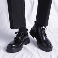 Sapatos de couro de outono masculinos, novos sapatos casuais pretos em couro, sola macia ao estilo britânico, roupa interior de negócios, sapatos de noivo para aumentar a altura