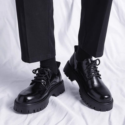 Sapatos de couro de outono masculinos, novos sapatos casuais pretos em couro, sola macia ao estilo britânico, roupa interior de negócios, sapatos de noivo para aumentar a altura