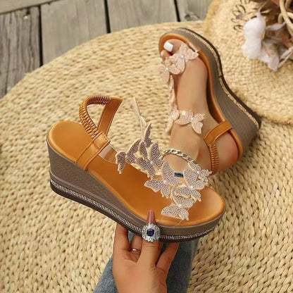 Sandálias de sola grossa para mulheres no Comércio Exterior, Novo Sapatos de Praia de Fada de Fada com cunha de moda plus size 2025