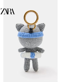 Bolsa feminina ZARA, lançamento da coleção verão 2026, com porta-chaves em formato de gatinho (código: 6689710 802).