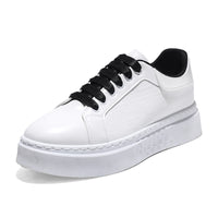 Novos sapatos respiráveis com sola espessa e para aumento de altura, sapatos desportivos casuais e versáteis na moda, sapatos brancos masculinos