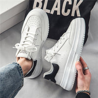 Sapatos brancos de pele grossa com sola espessa e na moda da primavera, ténis desportivos casuais para jovens e respiráveis