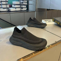 Sapatos masculinos de verão, novos ténis de rede de 2024, sapatos casuais, sapatos de meia de malha espontânea flexíveis, transpiráveis e de sola grossa, versáteis de malha de um só passo