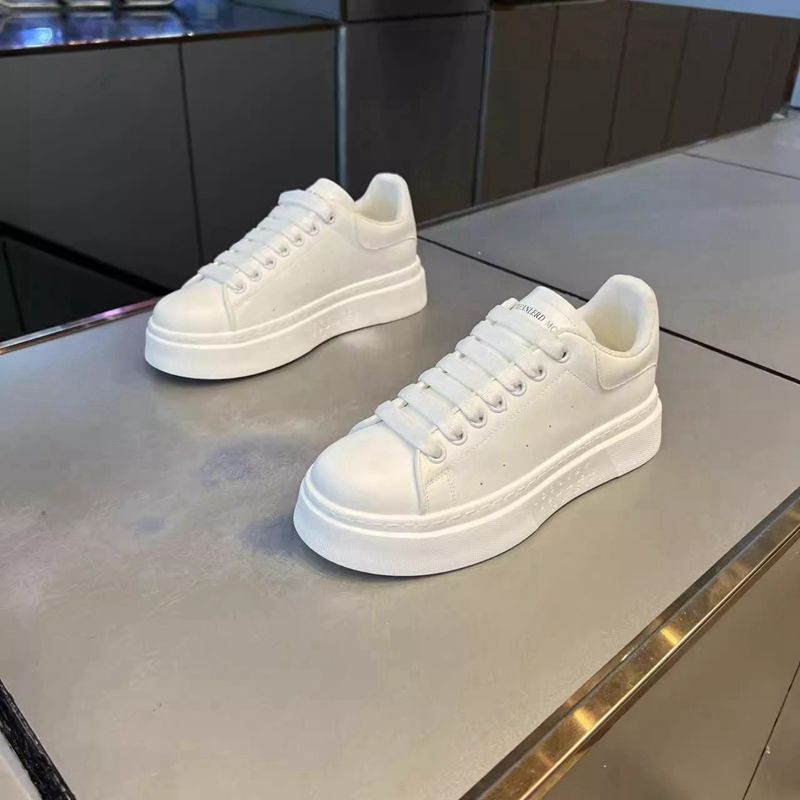 Ténis brancos Maikun para homens, sapatos de prancha respiráveis de outono, sapatos casuais para homens que aumentam a altura, sapatos desportivos modernos e versáteis e em alta para homens