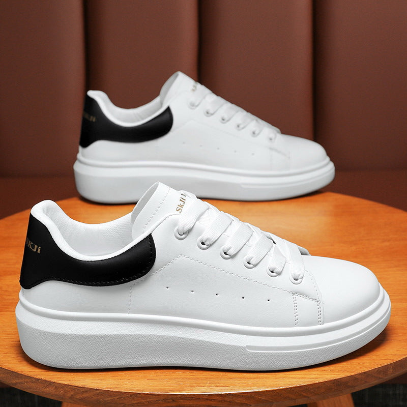 Sapatos masculinos de verão 2025, sapatos brancos pequenos e respiráveis, sapatos desportivos masculinos versáteis e com sola grossa, sapatos casuais, sapatos modernos