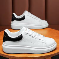 Sapatos masculinos de verão 2025, sapatos brancos pequenos e respiráveis, sapatos desportivos masculinos versáteis e com sola grossa, sapatos casuais, sapatos modernos