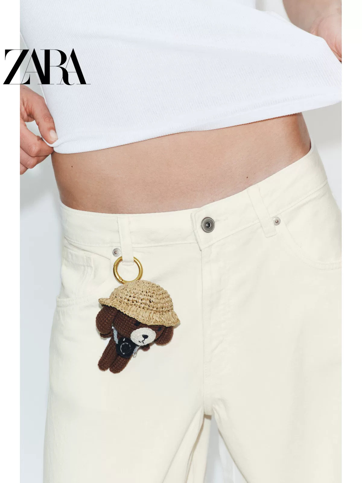 Bolsa feminina ZARA, lançamento da coleção verão 2026, com pingente de animal e porta-chaves (código: 6687710 700).