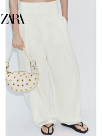 Bolsa feminina ZARA, lançamento da coleção verão 2026, com detalhes em rebites e zíper com argola metálica, modelo ombro, código 6094810 850.