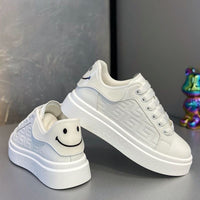 Novos sapatos respiráveis com sola espessa e para aumento de altura, sapatos desportivos casuais e versáteis na moda, sapatos brancos masculinos