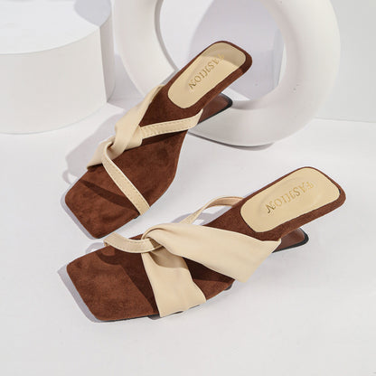 Sandálias de verão femininas para roupa exterior, nova saia coreana versátil de estilo coreano de salto alto-meio, slip-flips estilo férias