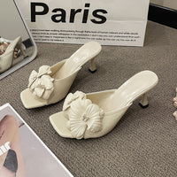 Sandálias francesas de salto agulha 2025 primavera/verão novo acessório de calçado feminino 3D floral de moda versátil