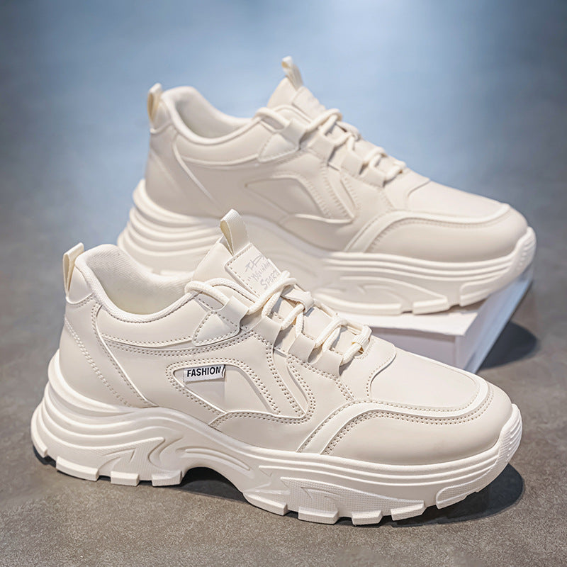 Novos sapatos brancos respiráveis de verão para homens, ténis modernos e versáteis de sola grossa ao estilo coreano, sapatilhas casuais de corrida para homens