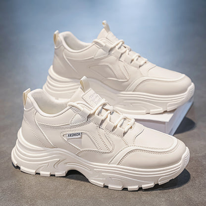 Novos sapatos brancos respiráveis de verão para homens, ténis modernos e versáteis de sola grossa ao estilo coreano, sapatilhas casuais de corrida para homens