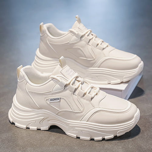 Novos sapatos brancos respiráveis de verão para homens, ténis modernos e versáteis de sola grossa ao estilo coreano, sapatilhas casuais de corrida para homens