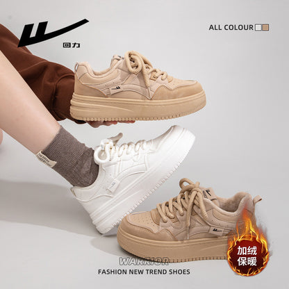 Sapatos confortáveis em pele forrada a polar Warrior, sapatos brancos de sola grossa e estilo universitário, sapatos de algodão versáteis, modernos e na moda