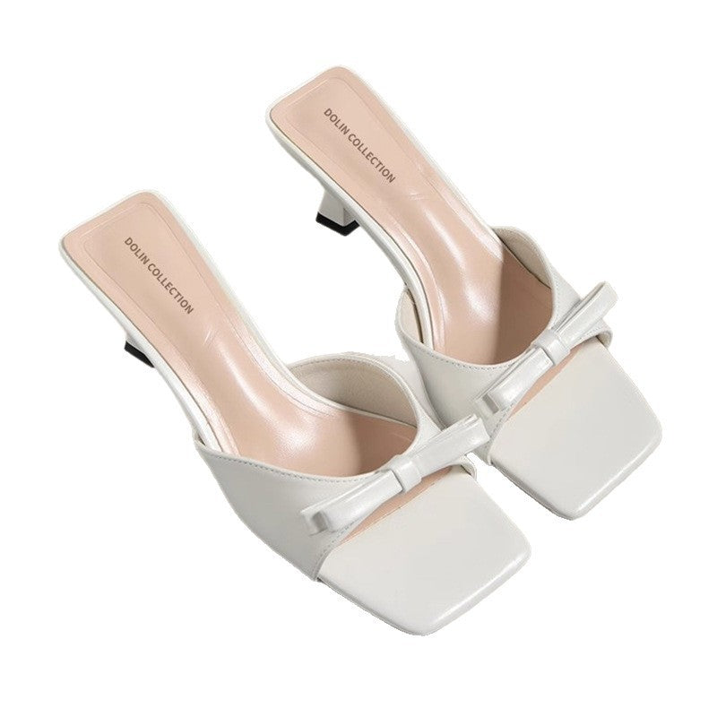 Sandálias francesas pequenas de bico quadrado, saltos altos de agulha, laço slip-on de verão 2025 para mulher, meias-chinelas