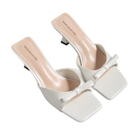 Sandálias francesas pequenas de bico quadrado, saltos altos de agulha, laço slip-on de verão 2025 para mulher, meias-chinelas