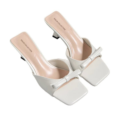 Sandálias francesas pequenas de bico quadrado, saltos altos de agulha, laço slip-on de verão 2025 para mulher, meias-chinelas