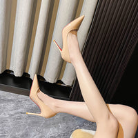 Sola vermelha francesa lado oco pontiagudo salto alto mulheres saltos finos outono e inverno temperamento sexy raso, luxo leve versátil e sentido high-end