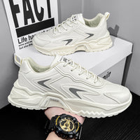 Sapatos masculinos de primavera, novos sapatos brancos versáteis e modernos de 2025, aumento de altura para desportos juvenis casuais, sapatos da moda do pai