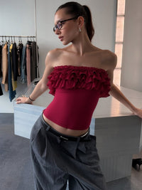 Moda INS europeia e americana, nova e sexy, slim fit e estilo picante, top de alças lisas com folhos e ombros descobertos para mulheres