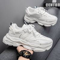Sapatos masculinos de verão, sapatos novos e respiráveis, ténis masculinos modernos versáteis de sola grossa que aumentam a altura, sapatos casuais pretos de pai na moda