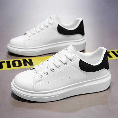 Sapatos masculinos de verão 2025, sapatos brancos pequenos e respiráveis, sapatos desportivos masculinos versáteis e com sola grossa, sapatos casuais, sapatos modernos